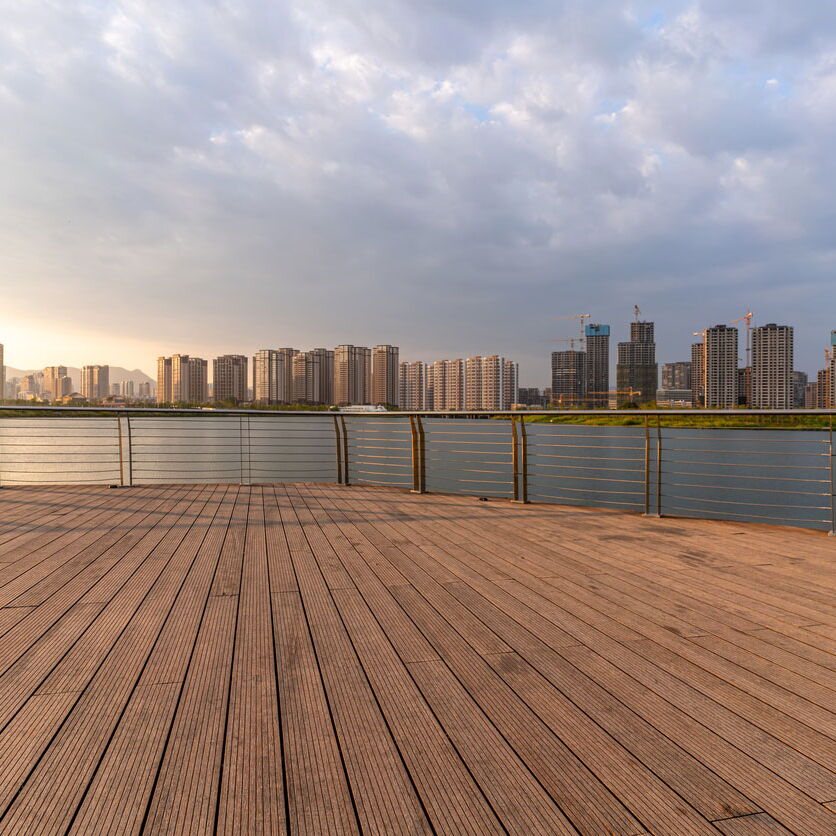 Foto einer Holzterrasse auf einem Flachdach mit Aussicht auf Skyline