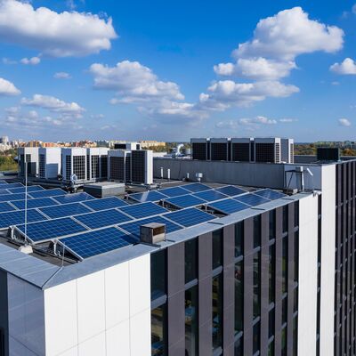 Drohnenaufnahme eines Flachdachs mit Solaranlage
