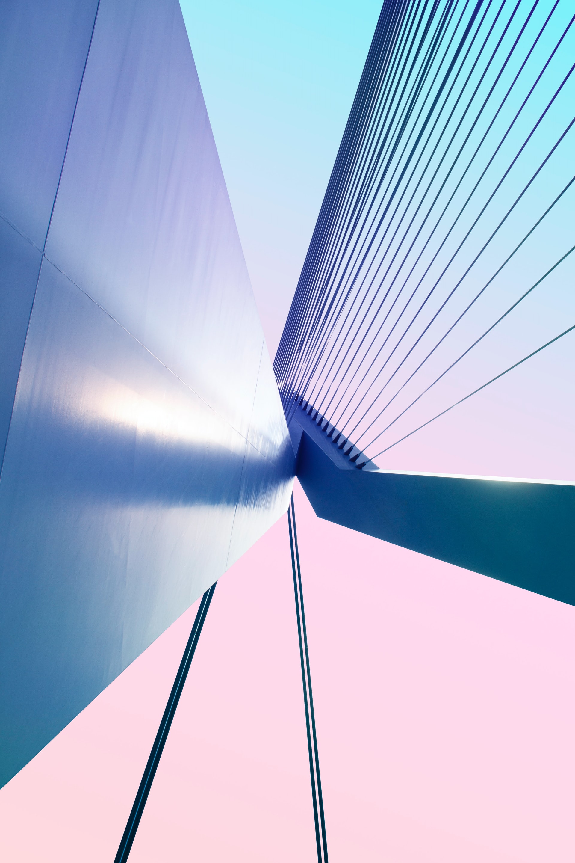 Moderne Brücke aus spannender Perspektive